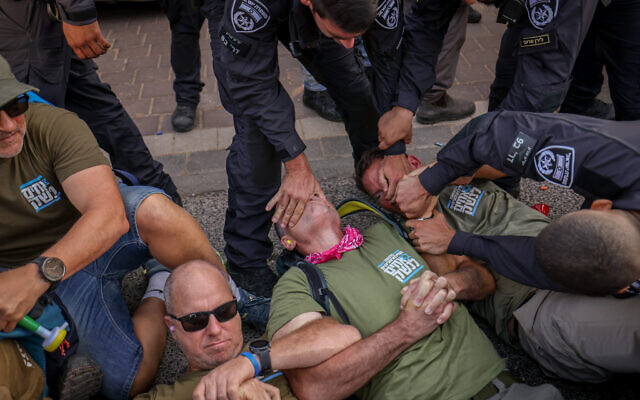 Des manifestants contre la réforme du système judiciaire affrontent la police devant le domicile du ministre de la Justice Yariv Levin à Modiin le 11 septembre 2023. (Crédit : Yonatan Sindel/FLASH90)
