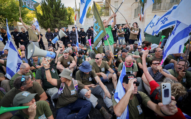 Des manifestants contre la réforme du système judiciaire affrontent la police devant le domicile du ministre de la Justice Yariv Levin à Modiin le 11 septembre 2023. (Crédit : Yonatan Sindel/FLASH90)