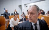 Me Ilan Bombach arrivant à une audience sur les recours déposés contre la loi du "caractère raisonnable" du gouvernement, à la Cour suprême de Jérusalem, le 12 septembre 2023. (Crédit : Yonatan Sindel/Flash90)
