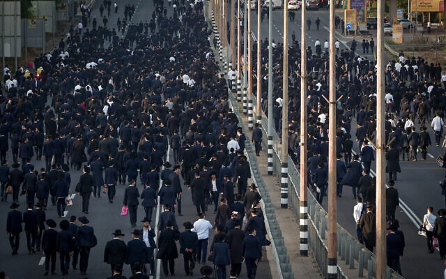 Des hommes haredi bloquent l'autoroute Route 4 près de Bnei Brak pour protester contre l'arrestation d'un militaire ultra-orthodoxe qui a refusé de s'enrôler, le 13 septembre 2023. (Crédit : Avshalom Sassoni/Flash90)