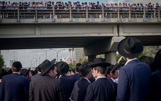 Des hommes haredi bloquent l'autoroute Route 4 près de Bnei Brak pour protester contre l'arrestation d'un militaire ultra-orthodoxe qui a refusé de s'enrôler, le 13 septembre 2023. (Crédit : Avshalom Sassoni/Flash90)