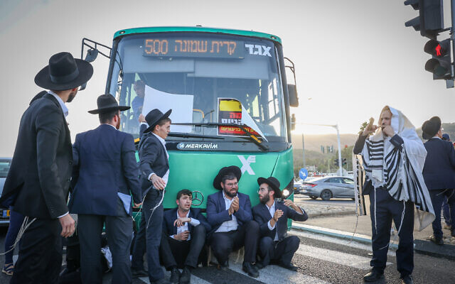 Des Israéliens ultra-orthodoxes manifestent contre le service militaire obligatoire à Rosh Pina, le 13 septembre 2023. (Crédit : David Cohen/Flash90)