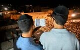 Juifs priant pour le pardon ou selihot à l'approche de Rosh HaShana, au mur Occidental, dans la Vieille Ville de Jérusalem, à l'aube du 15 septembre 2023. (Crédit : Arie Leib Abrams/Flash90)