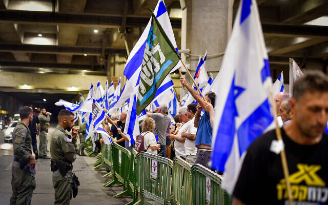 Des manifestants anti-refonte judiciaire protestent à l'aéroport international Ben-Gurion à Tel Aviv, le 17 septembre 2023. (Crédit : Avshalom Sassoni/Flash90)