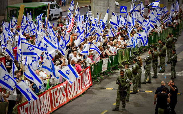Des manifestants anti-refonte judiciaire protestent à l'aéroport international Ben-Gurion à Tel Aviv, le 17 septembre 2023. (Crédit : Avshalom Sassoni/Flash90)