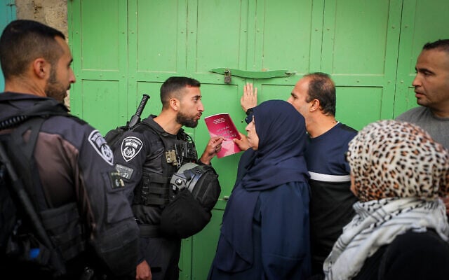 La police se heurtant à des Palestiniens protestant contre les visites des Juifs sur le mont du Temple pendant la fête juive de Rosh HaShana, dans la Vieille Ville de Jérusalem, le 17 septembre 2023. (Crédit : Jamal Awad/Flash90) La police se heurtant à des Palestiniens protestant contre les visites des Juifs sur le mont du Temple pendant la fête juive de Rosh HaShana, dans la Vieille Ville de Jérusalem, le 17 septembre 2023. (Crédit : Jamal Awad/Flash90)