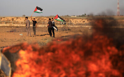 Des émeutiers palestiniens affrontant les soldats israéliens à la frontière entre Israël et Gaza, à l'Est de Khan Younès, le 17 septembre 2023. (Crédit : Yousef Mohammed/Flash90)