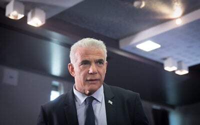 Le leader de l'opposition, le député Yaïr Lapid en conférence de presse, à Tel Aviv, le 20 septembre 2023. (Crédit : Miriam Alster/Flash90)