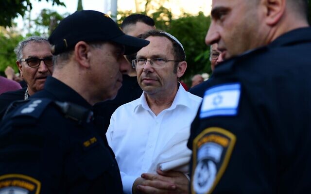 Israel Zeira, chef du groupe orthodoxe Rosh Yehudi s'adressant à la police alors que son groupe installe une cloison pour séparer les hommes et les femmes sur la place Dizengoff, malgré un arrêt de la Haute Cour, pendant Yom Kippour le 24 septembre 2023. (Crédit : Tomer Neuberg/Flash 90) Israel Zeira, chef du groupe orthodoxe Rosh Yehudi s'adressant à la police alors que son groupe installe une cloison pour séparer les hommes et les femmes sur la place Dizengoff, malgré un arrêt de la Haute Cour, pendant Yom Kippour le 24 septembre 2023. (Crédit : Tomer Neuberg/Flash 90)
