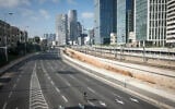 Des Israéliens à vélo sur l'autoroute Ayalon de Tel Aviv à Yom Kippour, le jour du Grand pardon, le 25 septembre 2023. (Crédit : Miriam Alster/Flash 90)