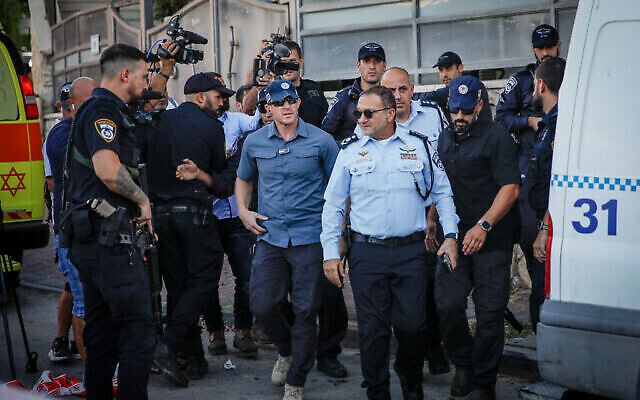 Le chef de la police israélienne Kobi Shabtaï, deuxième à droite, arrivant sur les lieux où cinq membres d'une même famille ont été tués par balle dans la ville bédouine de Basmat Tabun, dans le nord d'Israël, le 27 septembre 2023. (Crédit : Shir Torem/Flash90) Le chef de la police israélienne Kobi Shabtaï, deuxième à droite, arrivant sur les lieux où cinq membres d'une même famille ont été tués par balle dans la ville bédouine de Basmat Tabun, dans le nord d'Israël, le 27 septembre 2023. (Crédit : Shir Torem/Flash90)