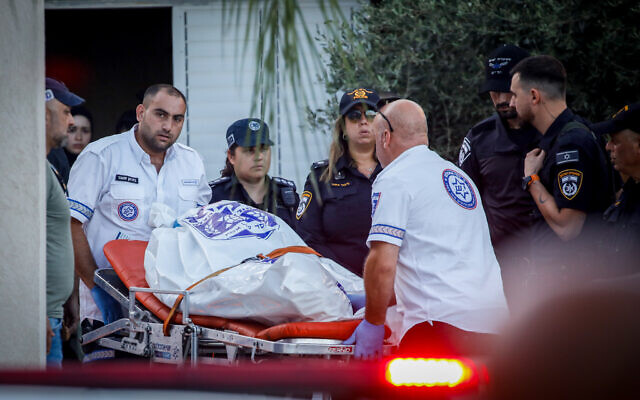Des bénévoles de l'organisation non-gouvernementale Zaka retirent un corps après la mort de cinq membres d'une même famille qui ont été tués à l'arme à feu à Basmat Tabun, une ville bédouine du nord d'Israël, le 27 septembre 2023. (Crédit : Shir Torem/Flash90) Des bénévoles de l'organisation non-gouvernementale Zaka retirent un corps après la mort de cinq membres d'une même famille qui ont été tués à l'arme à feu à Basmat Tabun, une ville bédouine du nord d'Israël, le 27 septembre 2023. (Crédit : Shir Torem/Flash90)