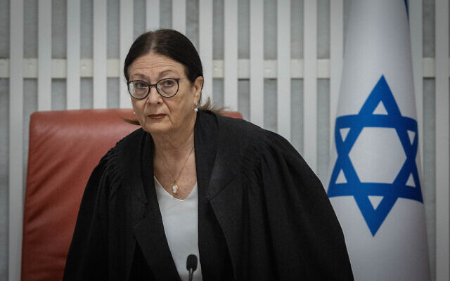 La présidente de la Cour suprême, Esther Hayut, lors d'une audience de la Haute Cour de justice sur les recours déposés contre la loi de "récusation" d'un Premier ministre, à la Cour suprême de Jérusalem, le 28 septembre 2023. (Crédit : Chaïm Goldberg/Flash90) La présidente de la Cour suprême, Esther Hayut, lors d'une audience de la Haute Cour de justice sur les recours déposés contre la loi de "récusation" d'un Premier ministre, à la Cour suprême de Jérusalem, le 28 septembre 2023. (Crédit : Chaïm Goldberg/Flash90)