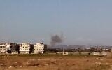 Image circulant en ligne supposée montrer de la fumée s'élevant d'un site dans la région de Tartus à la suite d'une attaque israélienne présumée en Syrie, le 13 septembre 2023. (Réseaux sociaux ; utilisée conformément à l'article 27a de la loi sur le droit d'auteur)