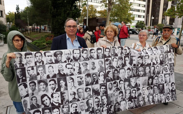 Les victimes de la dictature franquiste Julio Pacheco Yepes (2e à gauche) et son épouse Rosa Maria Garcia Alcon (2e à droite) tiennent une banderole faite de photographies d’autres victimes devant le tribunal de Madrid le 15 septembre 2023 (Photo de Pierre-Philippe MARCOU / AFP) Les victimes de la dictature franquiste Julio Pacheco Yepes (2e à gauche) et son épouse Rosa Maria Garcia Alcon (2e à droite) tiennent une banderole faite de photographies d’autres victimes devant le tribunal de Madrid le 15 septembre 2023 (Photo de Pierre-Philippe MARCOU / AFP)