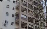 Capture d'écran de la vidéo d'un homme qui a menacé de se suicider dans la ville de Hadera, le 4 septembre 2023. (Crédit : X [Twitter] ; utilisé conformément à l'article 27a de la loi sur le droit d'auteur)