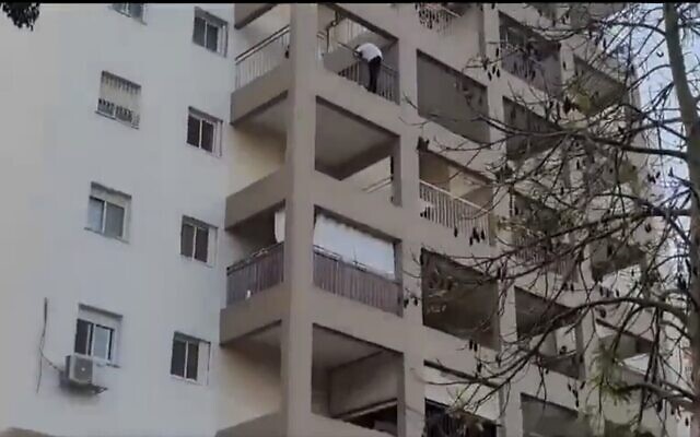 Capture d'écran de la vidéo d'un homme qui a menacé de se suicider dans la ville de Hadera, le 4 septembre 2023. (Crédit : X [Twitter] ; utilisé conformément à l'article 27a de la loi sur le droit d'auteur)