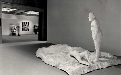 Le "Sacrifice d'Isaac" de George Segal, récemment restauré et exposé au Musée d'art de Tel Aviv jusqu'au 13 janvier 2024. (Crédit : TAMA)