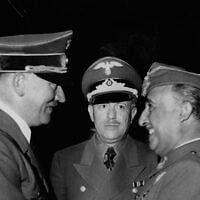 Hitler salue Francisco Franco à son arrivée pour une rencontre à Hendaye, en France, le 23 octobre 1940. (Crédit : Domaine public)