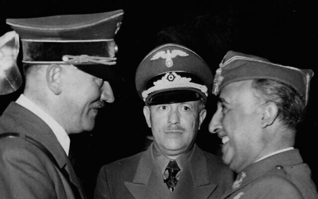 Hitler salue Francisco Franco à son arrivée pour une rencontre à Hendaye, en France, le 23 octobre 1940. (Crédit : Domaine public)