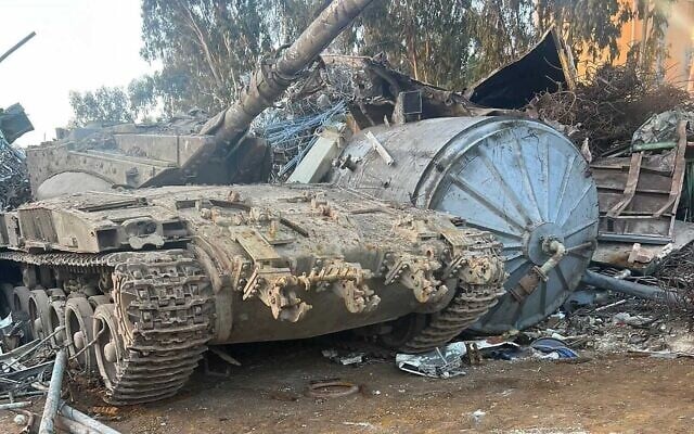 Un char déclassé de l'armée israélienne volé sur une base du nord d'Israël, et retrouvé dans une casse, le 20 septembre 2023. (Crédit : Police israélienne) Un char déclassé de l'armée israélienne volé sur une base du nord d'Israël, et retrouvé dans une casse, le 20 septembre 2023. (Crédit : Police israélienne)