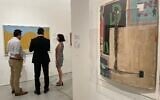 Le vernissage de "Sur la terre de mon amour au musée d'art israélien de Ramat Gan, le 3 septembre 2023. (Crédit : At the Jessica Steinberg/Times of Israel)