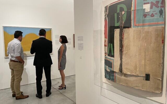 Le vernissage de "Sur la terre de mon amour au musée d'art israélien de Ramat Gan, le 3 septembre 2023. (Crédit : At the Jessica Steinberg/Times of Israel)