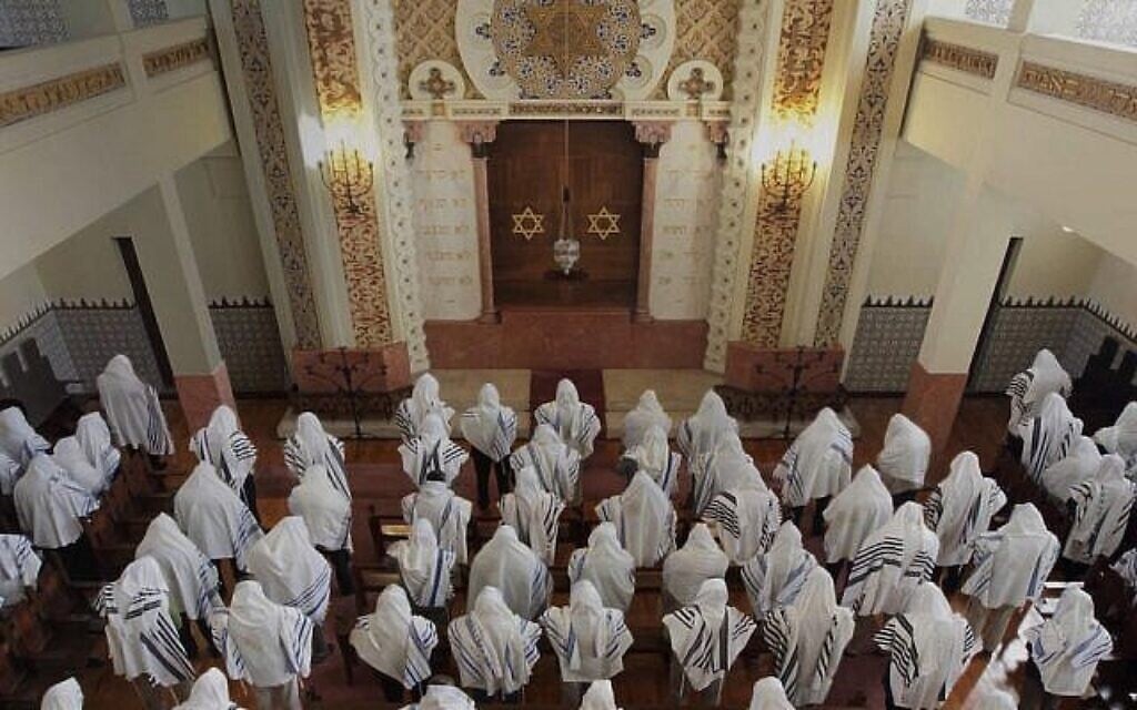 Illustration : Des fidèles prient à la synagogue Kadoorie – Mekor Haim à Porto, Portugal, mai 2014. (Avec l'aimable autorisation de la communauté juive de Porto) Illustration : Des fidèles prient à la synagogue Kadoorie – Mekor Haim à Porto, Portugal, mai 2014. (Avec l'aimable autorisation de la communauté juive de Porto)