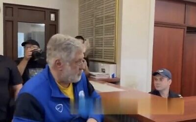 Igor Kolomoisky, oligarque juif israélo-ukranien, à son arrivée au tribunal de Kiev pour répondre d'accusations de corruption, le 2 septembre 2023. (Crédit : Capture d'écran d'une vidéo X ; utilisée conformément à l'article 27a de la loi sur le droit d'auteur)