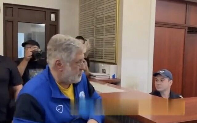 Igor Kolomoisky, oligarque juif israélo-ukranien, à son arrivée au tribunal de Kiev pour répondre d'accusations de corruption, le 2 septembre 2023. (Crédit : Capture d'écran d'une vidéo X ; utilisée conformément à l'article 27a de la loi sur le droit d'auteur) Igor Kolomoisky, oligarque juif israélo-ukranien, à son arrivée au tribunal de Kiev pour répondre d'accusations de corruption, le 2 septembre 2023. (Crédit : Capture d'écran d'une vidéo X ; utilisée conformément à l'article 27a de la loi sur le droit d'auteur)
