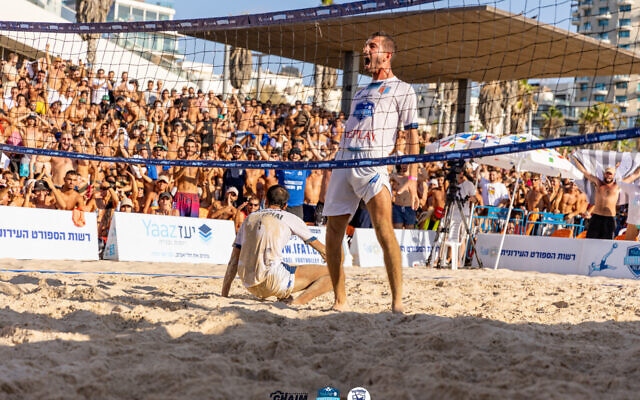 Maor Haas se réjouit après avoir marqué un point à la finale du championnat de footvolley, sur la place Frishman de Tel Aviv, le 5 août 2023. (Crédit : Chaim Weingarten)