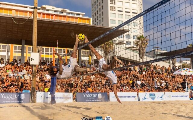 Sergio Leandro, à gauche, et Pablos Santos pendant un match de footvolley sur la plage Frishman de Tel Aviv, le 29 juillet 2023. (Crédit :  Chaim Weingarten)