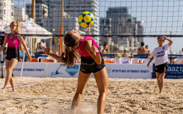 Illy Levy lors du dernier match de la Ligue féminine de footvolley, sur la plage Frishman de Tel Aviv, le 13 août 2023. (Crédit : Chaim Weingarten)