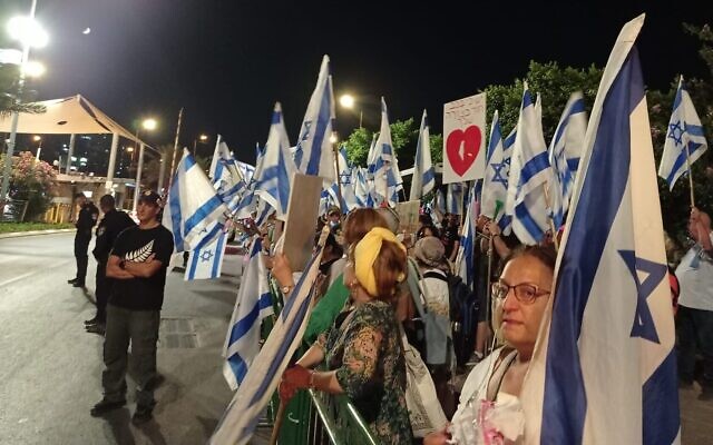 Des manifestants contre la refonte du système judiciaire, à Maale Adumim. (Autorisation)