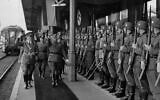 Hitler et Francisco Franco faisant le salut nazi devant les soldats allemands à la gare de Hendaye, en France, le 23 octobre 1940. (Crédit : Domaine public)