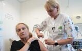 Une femme se faisant vacciner contre la grippe, le 5 septembre 2023. (Crédit : Clalit)