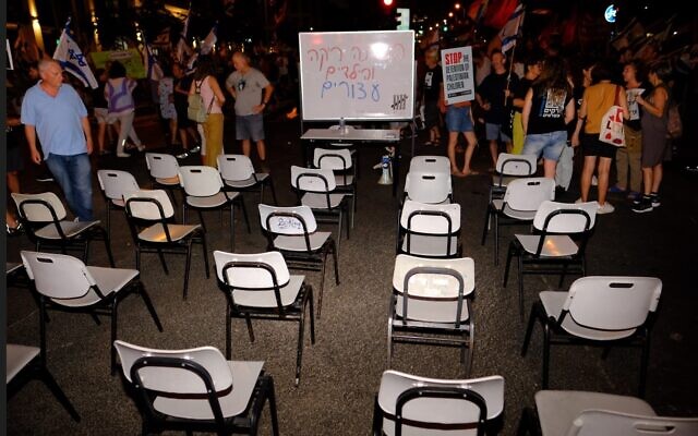 "La classe est vide et les enfants en état d'arrestation", une installation contre le gouvernement, à Tel Aviv, le 2 septembre 2023. (Crédit : Orna Naor)