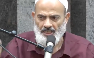 Le cheikh Sami Abed al-Latif prononçant un sermon. (Crédit : Capture d'écran vidéo)