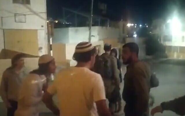 Des soldats de l'armée israélienne tentent de séparer des jeunes Juifs et Arabes lors d'une rixe à Hébron, en Cisjordanie, le 16 septembre 2023. (Capture d'écran/X) Des soldats de l'armée israélienne tentent de séparer des jeunes Juifs et Arabes lors d'une rixe à Hébron, en Cisjordanie, le 16 septembre 2023. (Capture d'écran/X)
