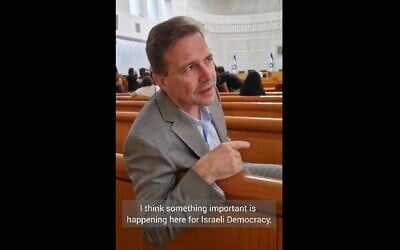 L'ambassadeur d'Allemagne en Israël, Steffen Seibert, lors de l'audience de la Haute Cour de justice sur la loi du "caractère raisonnable" de la coalition, le 12 septembre 2023. (Crédit : Capture d'écran Twitter ; utilisée conformément à l'article 27a de la loi sur le droit d'auteur)