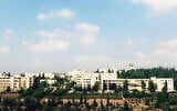 Vue de l'université de Birzeit, au nord de Ramallah. (Crédit  : Capture d'écran YouTube)