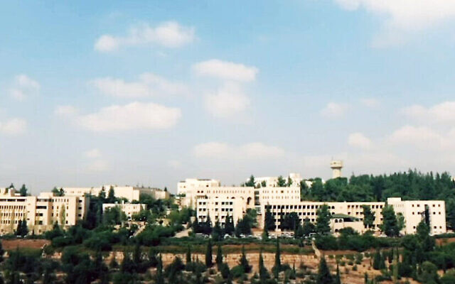 Vue de l'université de Birzeit, au nord de Ramallah. (Crédit  : Capture d'écran YouTube)