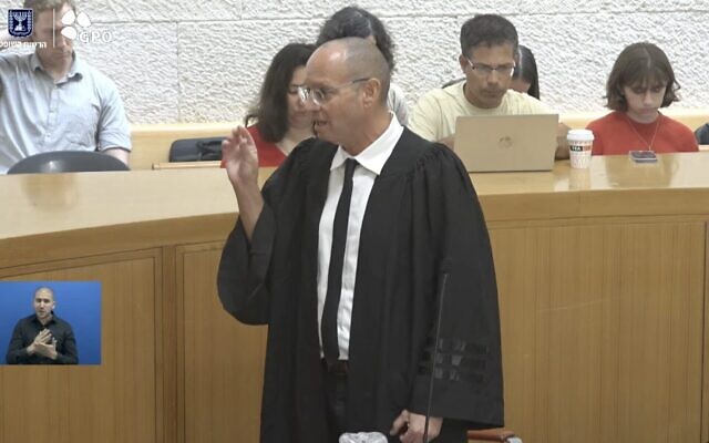 L'avocat Aner Helman, qui représente la procureure générale Gali Baharav-Miara, s'adressant à la Haute Cour de justice lors d'une audience sur la loi de "récusation", le 28 septembre 2023. (Crédit : Capture d'écran Youtube ; utilisée conformément à l'article 27a de la loi sur le droit d'auteur) L'avocat Aner Helman, qui représente la procureure générale Gali Baharav-Miara, s'adressant à la Haute Cour de justice lors d'une audience sur la loi de "récusation", le 28 septembre 2023. (Crédit : Capture d'écran Youtube ; utilisée conformément à l'article 27a de la loi sur le droit d'auteur)