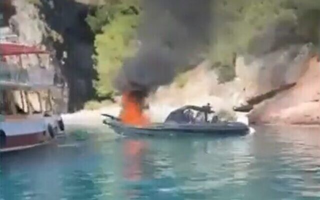 Un feu s'est déclaré à bord d'un bateau dans la rivière Dalyan en Turquie, le 13 septembre 2023. (Capture d'écran : Ynet ; utilisée conformément à l'article 27a de la loi sur le droit d'auteur) Un feu s'est déclaré à bord d'un bateau dans la rivière Dalyan en Turquie, le 13 septembre 2023. (Capture d'écran : Ynet ; utilisée conformément à l'article 27a de la loi sur le droit d'auteur)