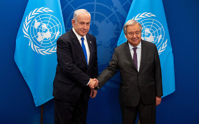 Le Premier ministre Benjamin Netanyahu, à gauche, et le secrétaire-général de l'ONU, Antonio Guterres, pendant la 78e session de l'Assemblée générale des Nations unies au siège de l'ONU, à New York, le 20 septembre 2023. (Crédit : Craig Ruttle/AP) Le Premier ministre Benjamin Netanyahu, à gauche, et le secrétaire-général de l'ONU, Antonio Guterres, pendant la 78e session de l'Assemblée générale des Nations unies au siège de l'ONU, à New York, le 20 septembre 2023. (Crédit : Craig Ruttle/AP)