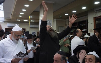 Des juifs prient sur la tombe de Rabbi Nahman de Breslev dans la ville d'Ouman, à 200 kilomètres au sud de Kiev, la capitale de l'Ukraine, le 25 septembre 2022. (Crédit : Efrem Lukatsky/AP Photo)
