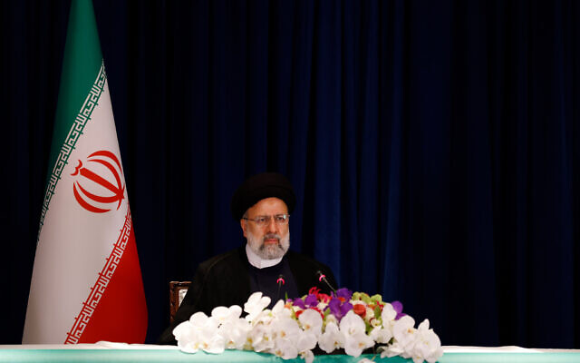 Le président iranien Ebrahim Raissi lors d'une conférence de presse à New York, le 20 septembre 2023. (Crédit : AP Photo/Jason DeCrow) Le président iranien Ebrahim Raissi lors d'une conférence de presse à New York, le 20 septembre 2023. (Crédit : AP Photo/Jason DeCrow)