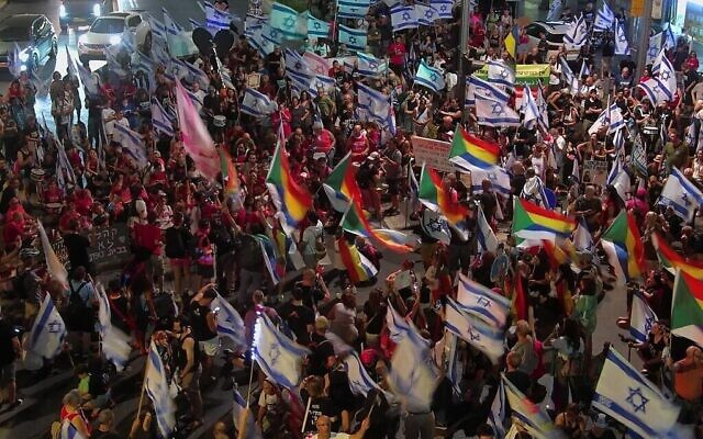 Des manifestants contre la refonte judiciaire de la coalition défilant de Habima à Kaplan Street, arborant des drapeaux druzes et israéliens, à Tel Aviv, le 2 septembre 2023. (Crédit : Aviv Atlas)
