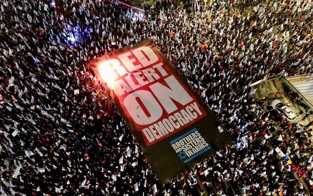 Des manifestants rassemblés contre la refonte judiciaire de la coalition, à Tel Aviv, le 2 septembre 2023. (Crédit : Gitaï Palti)