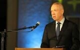 Le ministre de la Défense Yoav Gallant  lors d'une cérémonie de remise des prix de l'armée au siège de l'armée israélienne, à Tel Aviv, le 3 septembre 2023. (Crédit : Shahar Yorman/Ministère de la Défense)